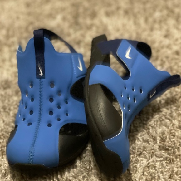 Size 2 Royal Blue Nike kids sandals barely worn - Picture 2 of 4